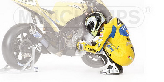 1:12 FIGURINE SITTING V.ROSSI MOTO GP 2006 - poskodena krabicka