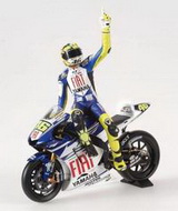 1:12 FIGURINE RIDING V.ROSSI MOTO GP 2007 JEREZ LAP OF HONOUR - poskodena krabicka