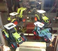 1:87 AGRICULTURE DISPLAY FENDT 4 TYPES GREEN - SCHUCO - 452693500